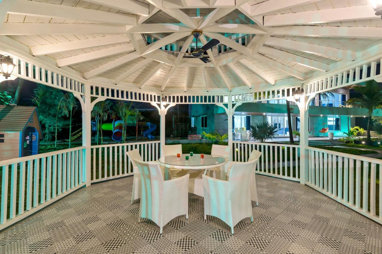 Saffronstays Palm Paradise, Kalyan Khadavli - Swimming Pool With Water Slides, Gazebo And Indoor Games Padghe Buitenkant foto